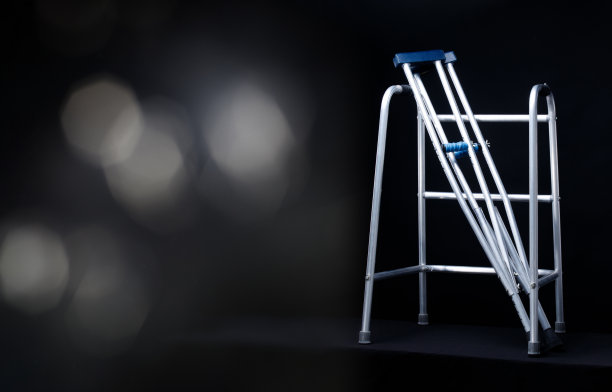 老年铝助行器，老年社会，残疾人矫形图片下载