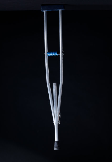 铝拐杖适用于老年手术受伤病人和残疾人图片下载