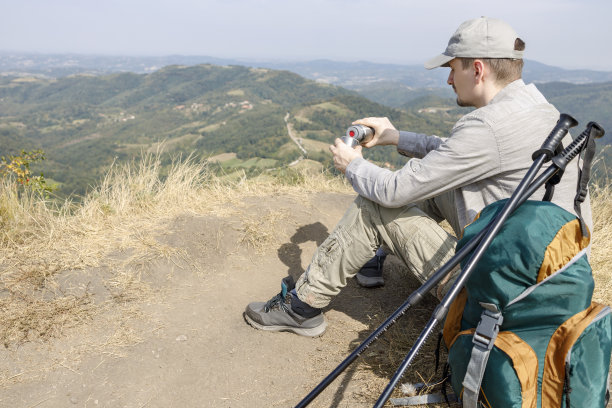 年轻的徒步旅行者在长时间的登山后正在充电图片下载