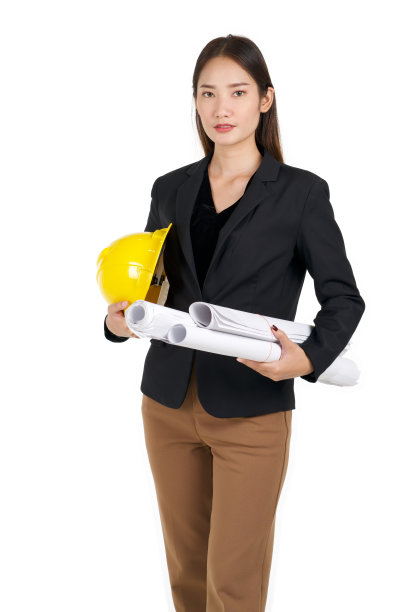 年轻的亚洲女商人身穿黑色西装，手持黄色施工帽和施工图纸。投资好的商业的概念。用工作室灯光进行肖像拍摄。图片下载