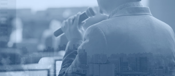 观众观看演示，演讲者在台上向人群发表演讲，投资者在推介会上演讲，会议讲座活动期间演讲者模糊，研讨会照片图片下载