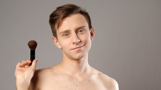 白种人用化妆刷隔离灰色背景图片下载