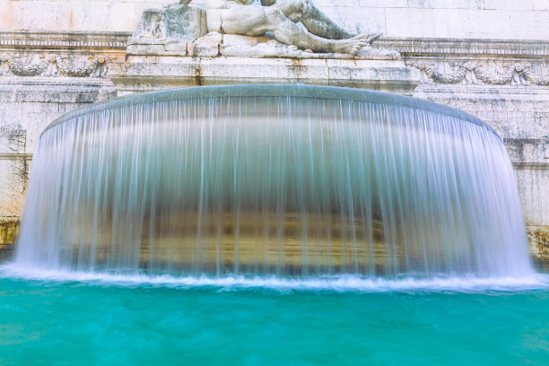 古老喷泉喷溅的水图片下载