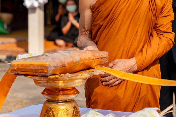 在佛教仪式传统中手持圣线的僧侣图片下载