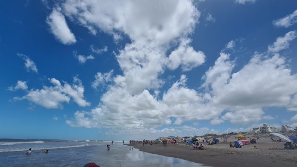 蓝天白云沙滩图片下载