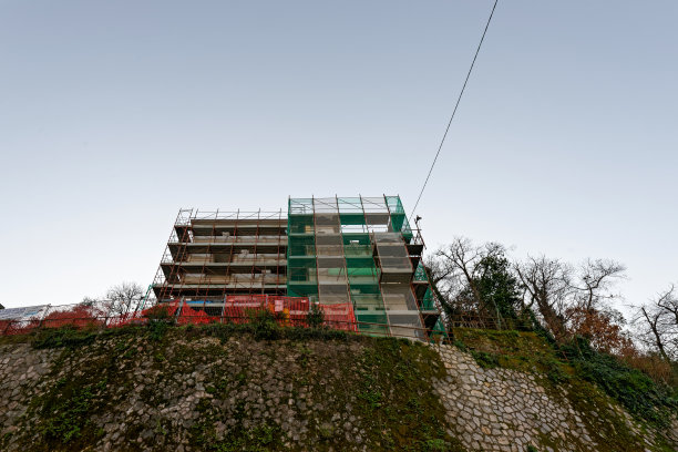 萨莱诺镇的绿色脚手架图片下载