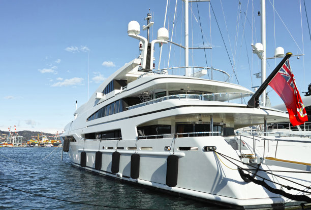 港口里的豪华游艇图片下载