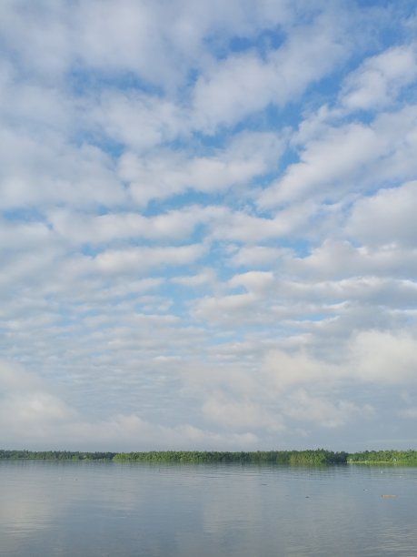 早晨有云有海图片下载