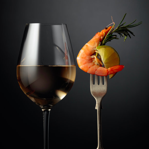 虾仁配白酒。图片下载