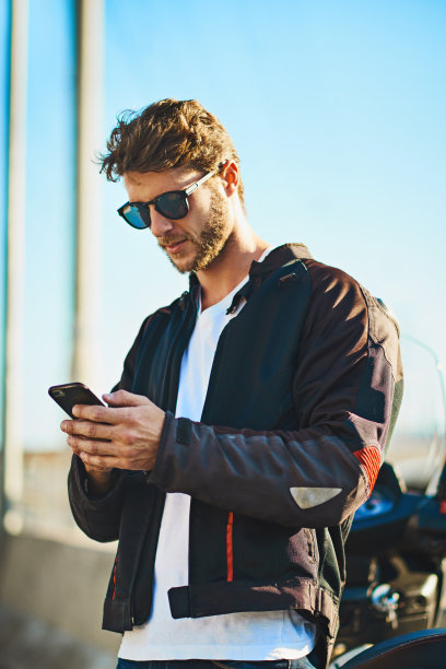 在附近找一些骑自行车的人图片下载