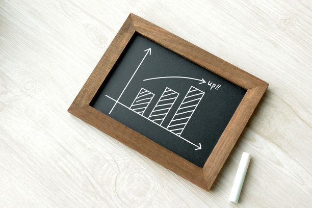 向上的图形淹没在黑板上图片下载