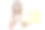一位身穿白色t恤、灰色背景上举着黄色标牌的金发美女图片下载