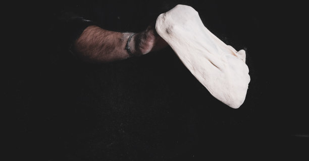 披萨厨师制作传统的披萨面团图片下载