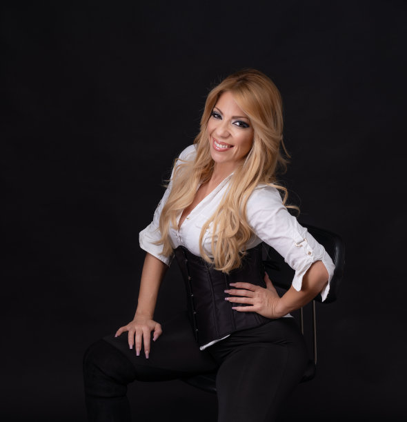 美丽的中年金发欧洲模特在工作室的黑色背景摆姿势。图片下载