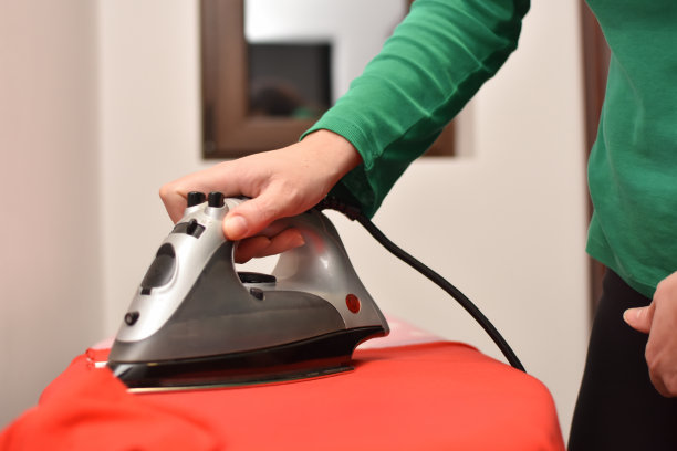 特写的女人熨烫衣服在熨衣板图片下载