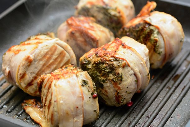 猪里脊牛排在平底锅上烤的特写。图片下载