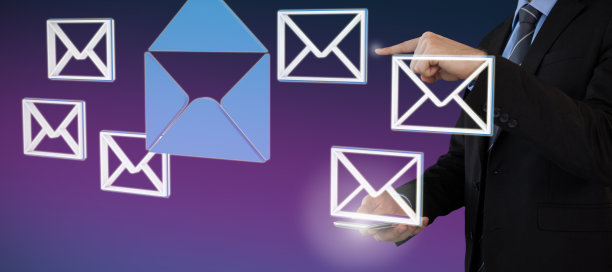 在智能手机上做手势的西装商人的中间部分的合成图像图片下载