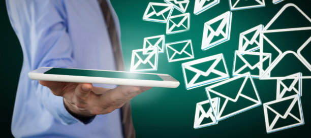 商人与平板电脑的侧面合成图像图片下载