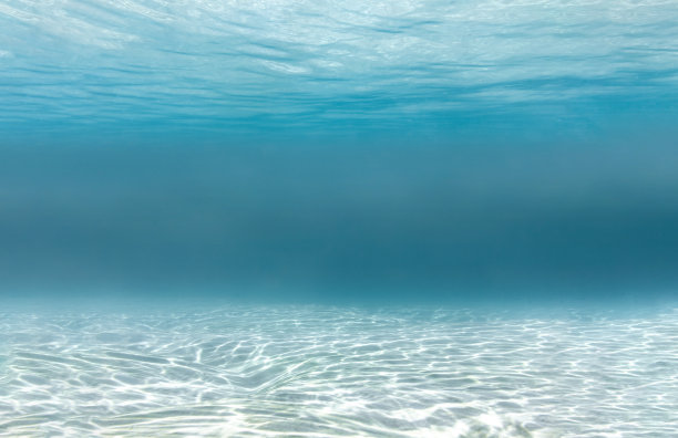 海床和水面上清澈的绿松石水图片下载