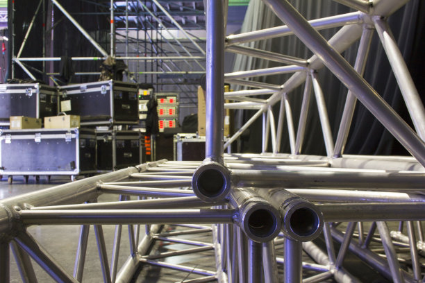 舞台建筑和专业建筑安装用的索具钢桁架。飞行情况。演唱会的后台和技术区。图片下载