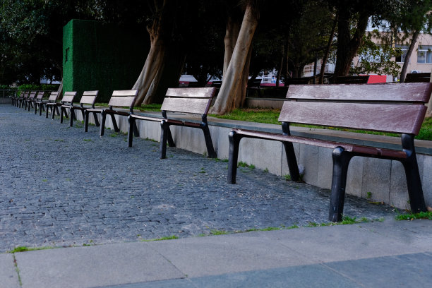 城市公园的长椅空无一人图片下载