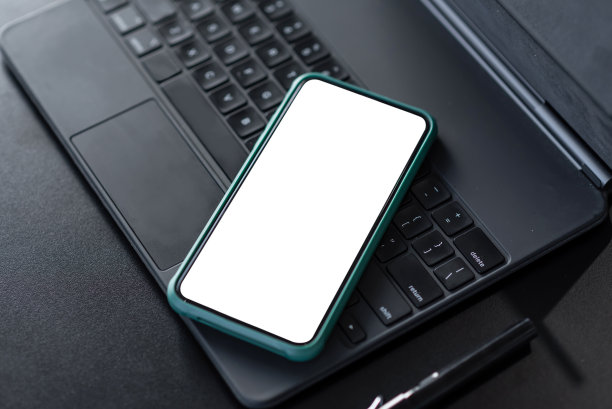 在办公室使用智能手机和空白屏幕的桌面俯视图。模拟。副本的空间。图片下载
