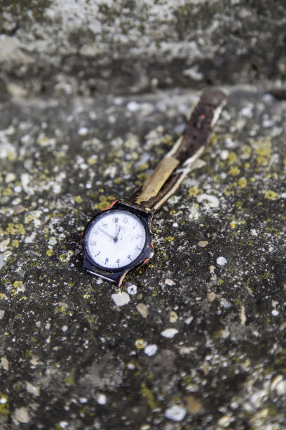 地上的破钟图片下载