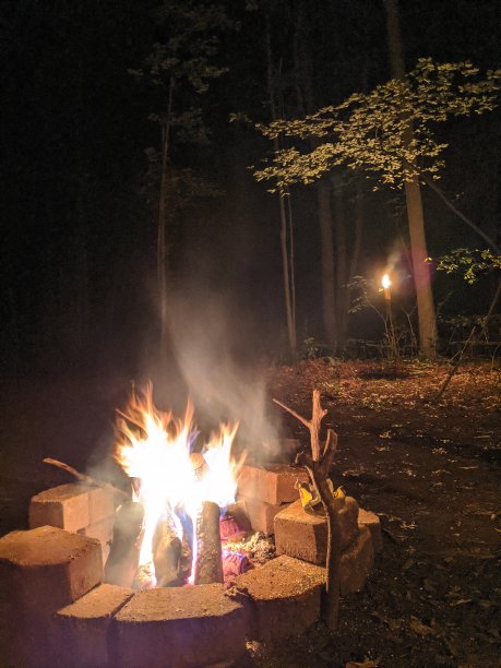 在火边度过愉快的时光图片下载