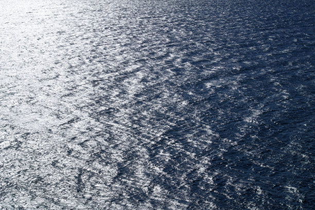 宽阔的海面在阳光下闪闪发光，为背景材料拍照图片下载