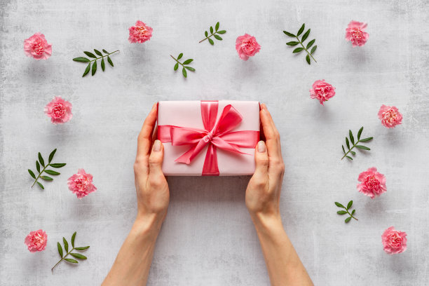 女人手中的红色礼盒——情人节庆祝活动。俯视图图片下载