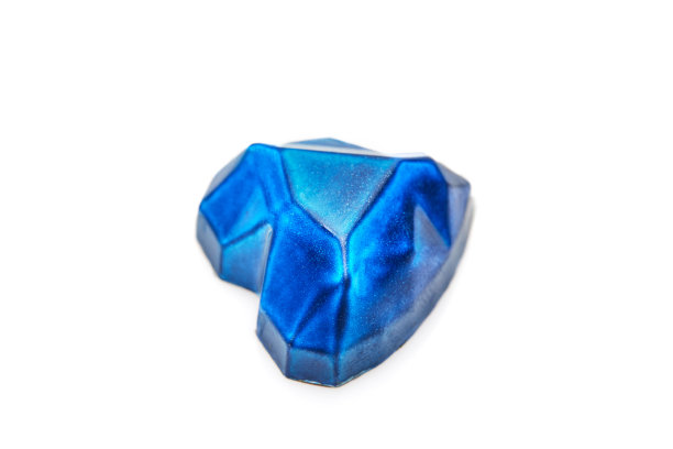 宝石形状的巧克力——白色背景上的心形蓝宝石，情人节礼物图片下载