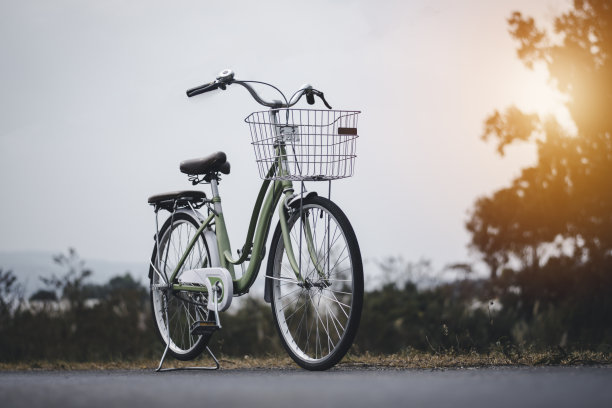 绿色和白色的自行车停在路边图片下载