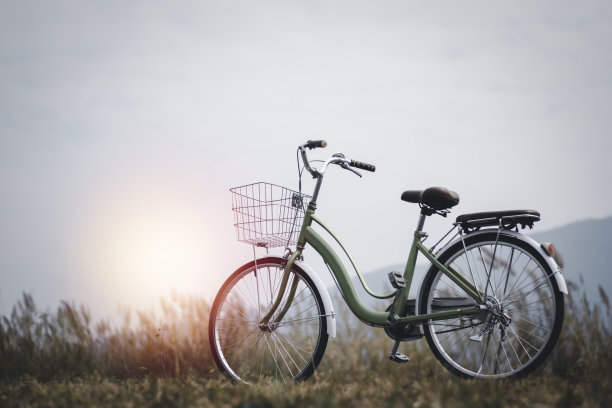 绿色和白色的自行车停在路边图片下载