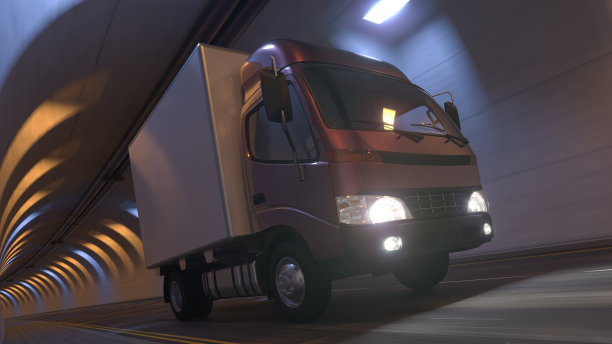 低角度的一个箱子卡车移动在一个照明隧道图片下载