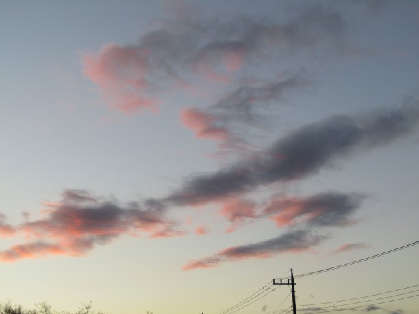 日本。1月。戏剧性的日落。带电力线的Cloudscape。图片下载