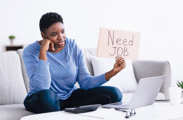 年轻黑人妇女举着牌子需要工作图片下载