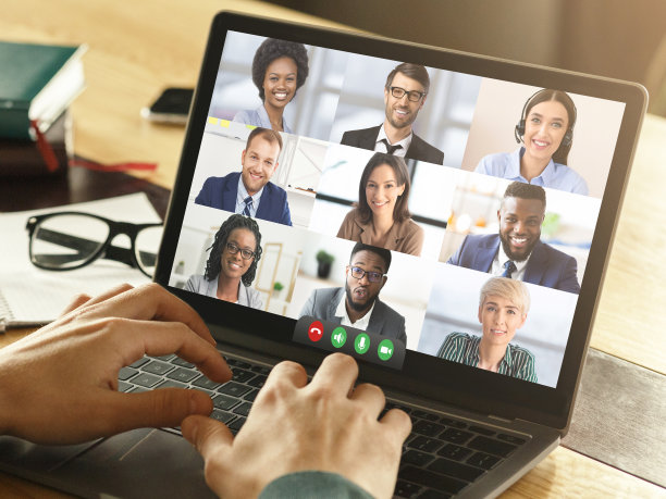 同事在室内用笔记本电脑进行视频通话图片下载