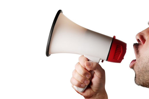 有胡子的男人通过扩音器尖叫着孤立的广告图片下载