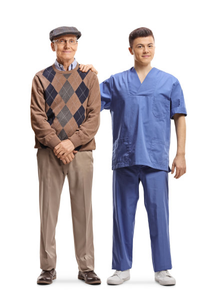 一位年轻的男医生站在一位年长的病人旁边图片下载