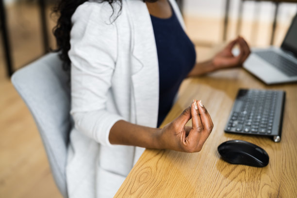 做脑力锻炼和瑜伽的办公室职员图片下载