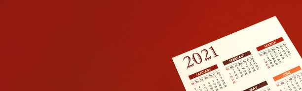 情人节横幅爱字木制信件与2021年日历在红色背景，复制空间，为博客图片下载