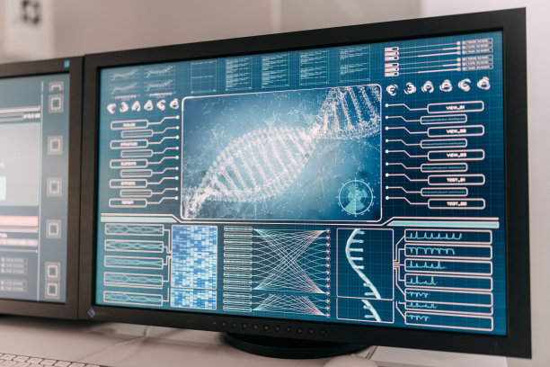未来实验室内部。研究屏幕上的DNA序列图片下载