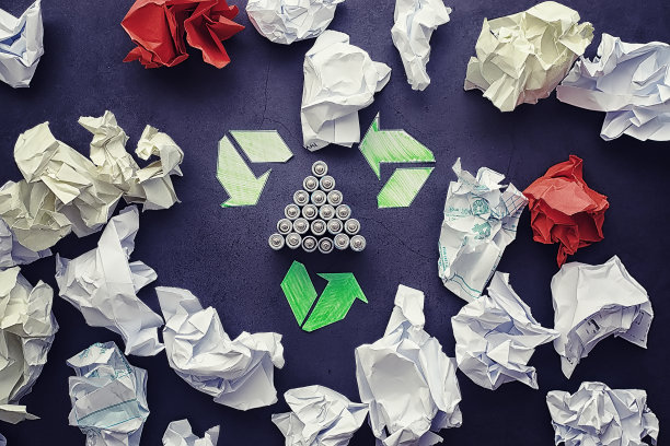 不同尺寸的电池。爱护环境。处理用过的电池。“零浪费”。图片下载