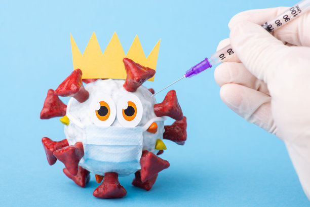 手持注射器注射卡通covid-19病毒图片下载