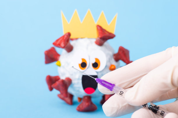 医护人员手持注射器，注射Covid-19病毒疫苗图片下载