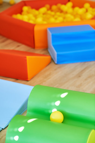 幼儿园的游戏室，日托的运动中心，球池和五颜六色的垫子图片下载