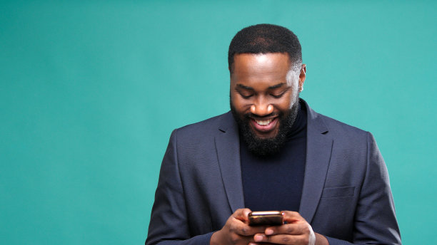 绅士拿着智能手机写短信图片下载