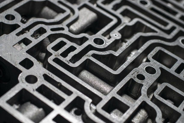 关闭自动变速器控制中心变速器阀体上的黑色背景图片下载