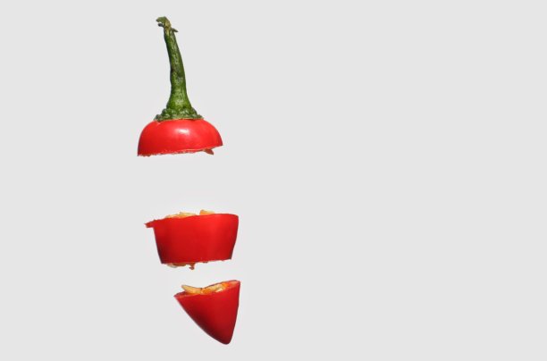 特写红辣椒片在空气与复制空间，完美的壁纸图片下载