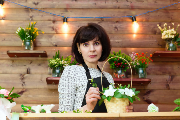 女企业主出售鲜花和手工肥皂图片下载